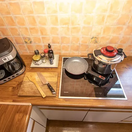 Elenis, In The Heart Of The Old Town *